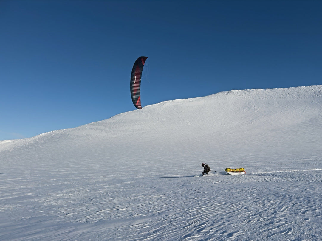 Kite mod solen over sastrugi paa aaben gletsjer, Svalbard