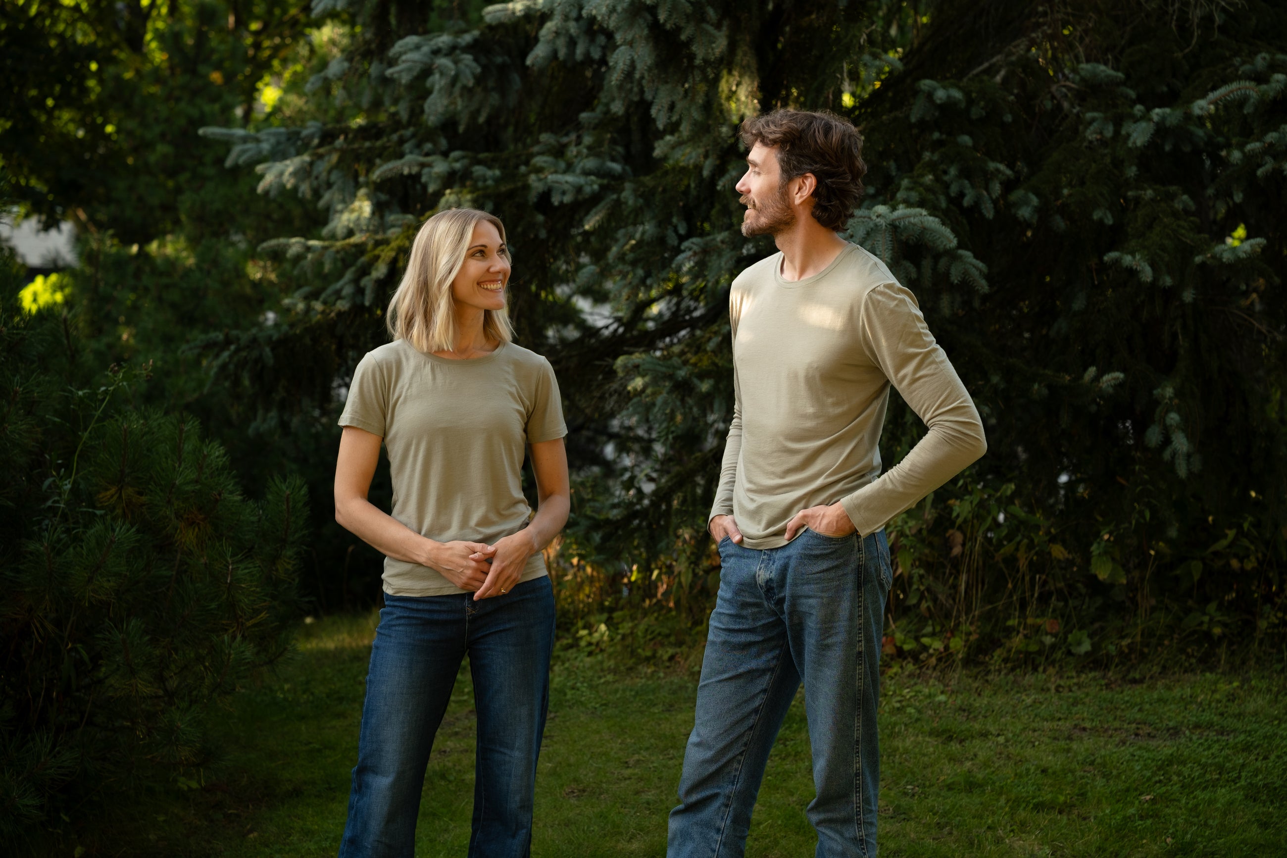 En mand og en kvinde i LOOW merino-T-shirts