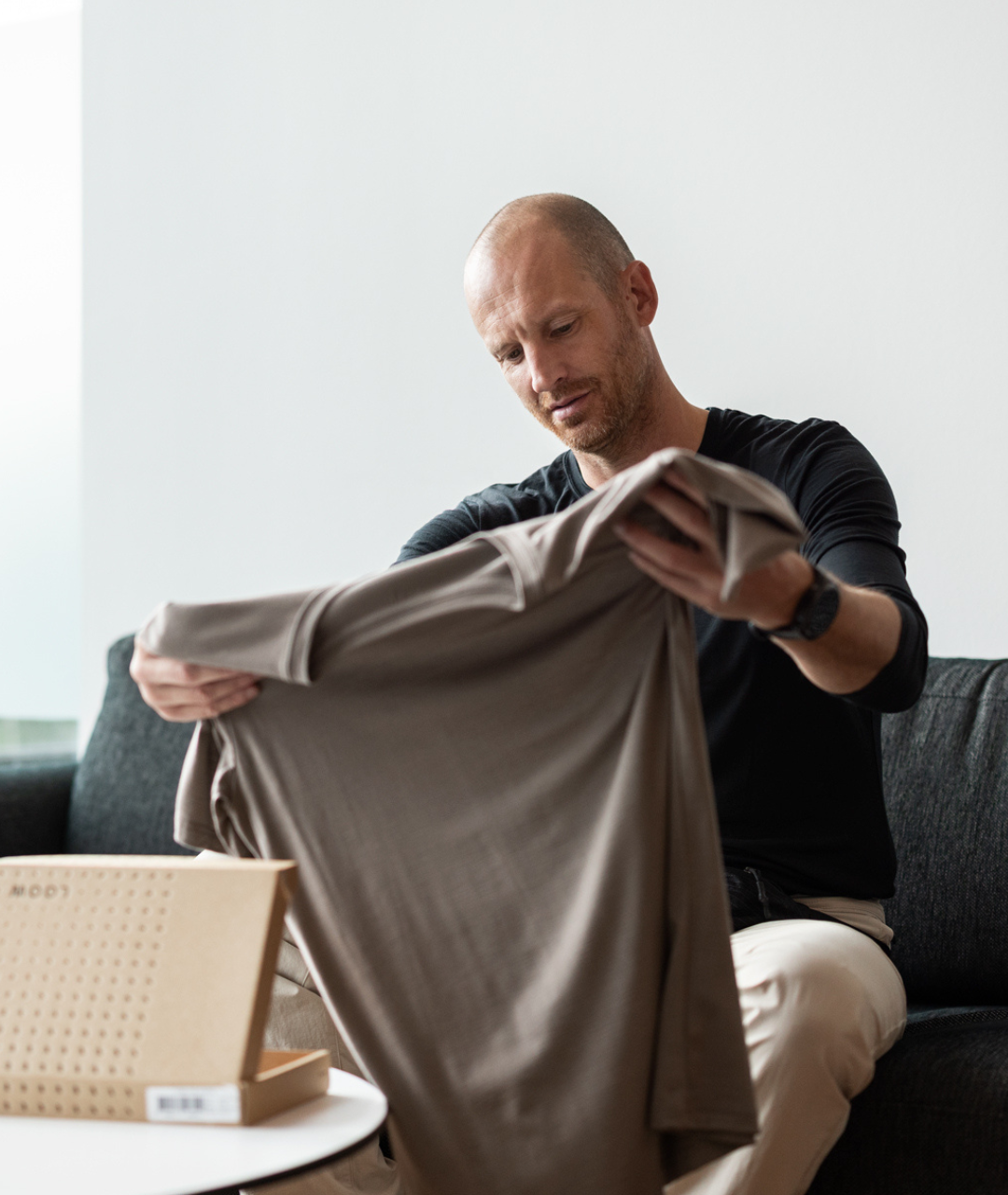 Anders Lorentzen folder en merino-T-shirt fra LOOW ud
