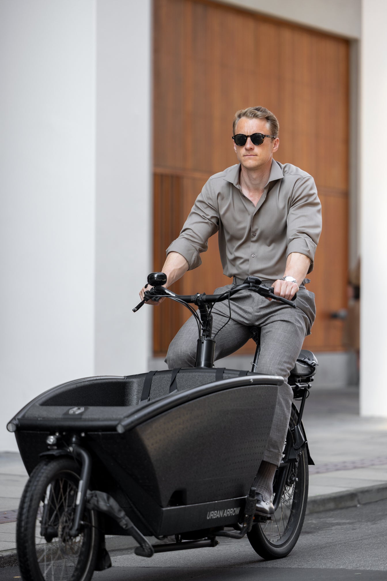 På cykel gennem byen i en merinoskjorte fra LOOW